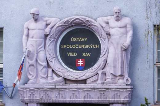 Sochy kováča a hutníka nad portálom