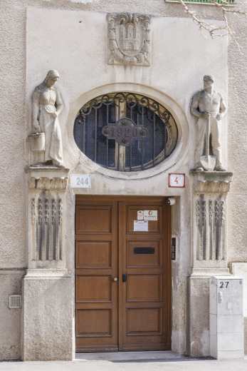 Sochy mliekárky a kopáča na portáli
